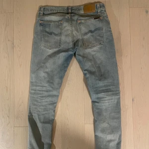 Nudie Jeans herr - Snygga slim nudie jeans i bra skick utan defekter. Storleken är 32/34 och modellen e tight terry. 