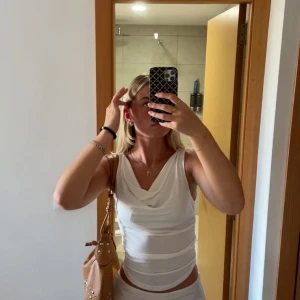 Vit blus med öppen rygg design by si   - Vit blus ifrån design by si 