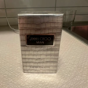 Oöpnnad Jimmy Choo Man Eau de Toilette 30 ml  - Säljer en helt oöppnad Jimmy Choo Man Eau de Toilette. Det är en fräsch och maskulin doft. Pris kan diskuteras vid snabb affär.