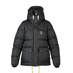 Svart dunjacka från Fjällräven - Säljer en svart dunjacka från Fjällräven med huva och dragkedja. Jackan har långa ärmar och praktiska fickor med knappar. Perfekt för kalla dagar. Bra skick och använts fåtal gånger! 