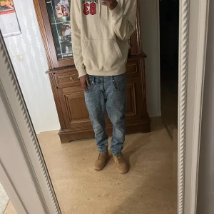 Blå Jeans - Dessa jeans är i extremt bra skick, knappast använda. 