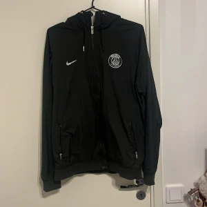 Vind jacka  - En fräsch jacka med ett fint varumärke. Perfekt efter vintern 