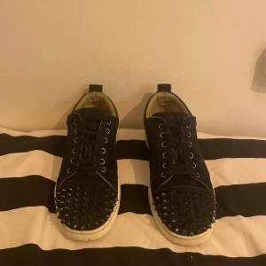 Loubs - Feta loubs i färgen marinblå | Ganska bra skick har några små skrapor och är använda ett tag | Storlek 42 | Allt og i bilderna medföljer | Kom privat för frågor eller funderingar🙌