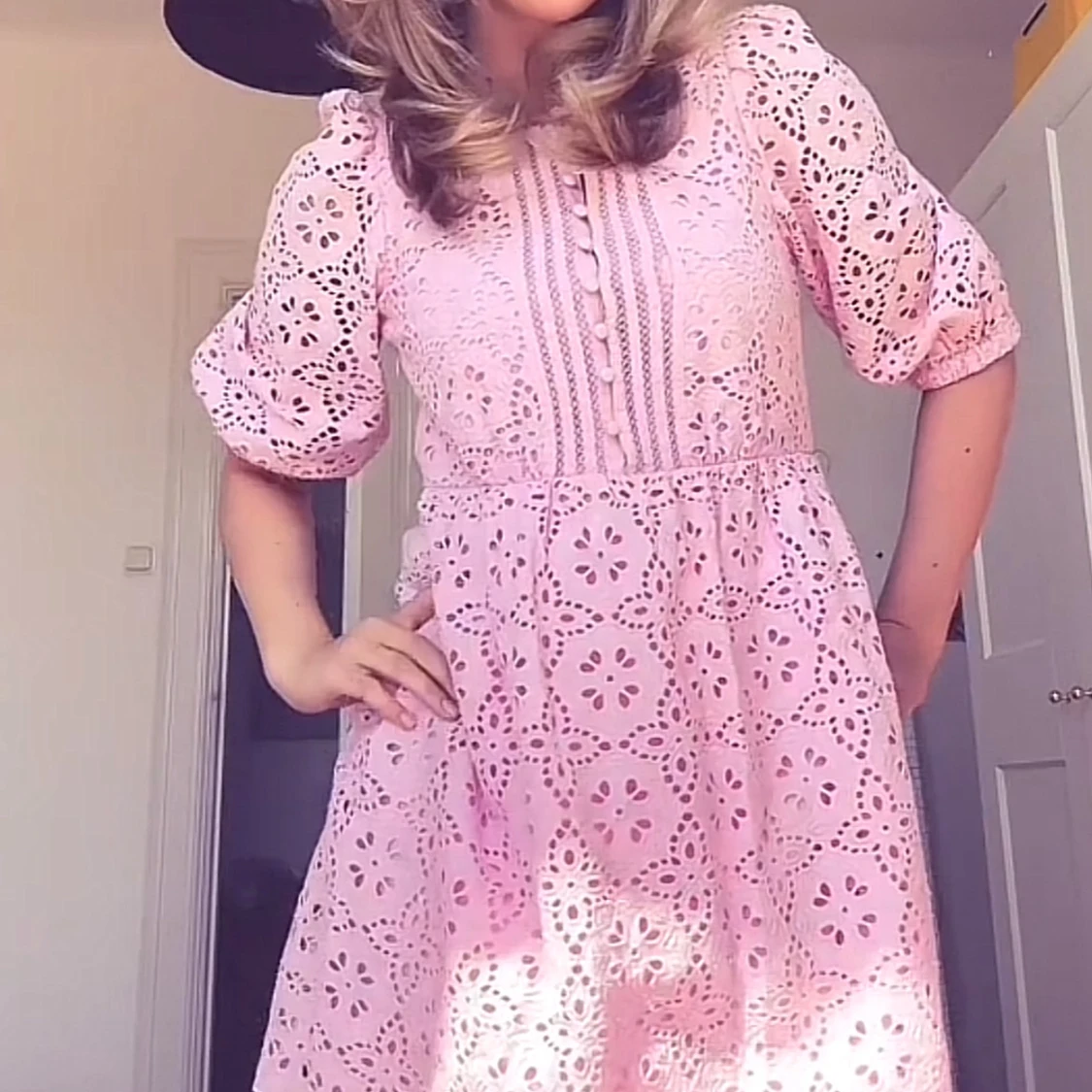 Rosa spetsklänning