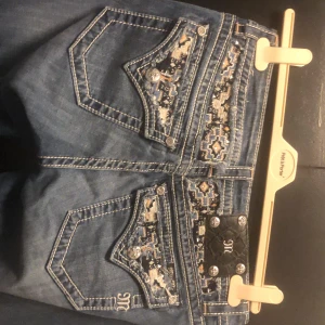 Blå Miss me jeans  - Snygga blå bootcut jeans från Miss Me. I bra skick. Lite slitna längst ner på ena benet bak, men syns knappt . Annars i bra skick.