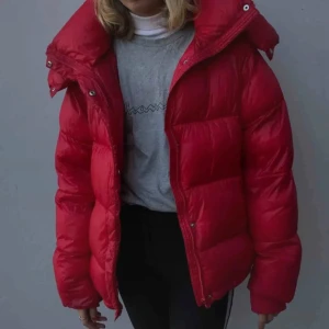 Bikbokdunjacka - Säljer denna supersköna dunjackan från bikbok som ej säljs längre! Passar S o M också! 