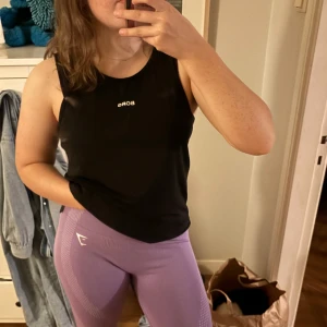 Svart linnetopp från Björn Borg - Snygg och sportig svart linnetopp från Björn Borg. Perfekt för träning eller en avslappnad dag. Toppen har en enkel design med logotypen tryckt framtill.