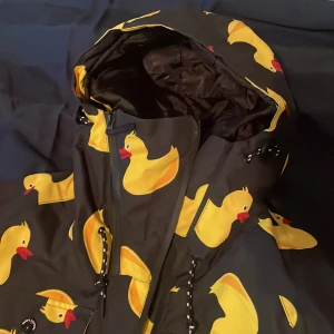  Slade Couture duck jacket  - Säljer en väldigt populär duck jacket från märket slade! Den är i storlek XS och har ficka på ärmen för liftkort. Använd i fem dagar, helt felfri, nyskick!