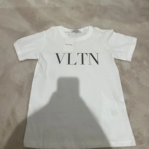 Valentino T-shirt - (Skick10/10) tröjan är helt ny med tagsen kvar och Valentino påse medföljs. Den är XS men passar även S