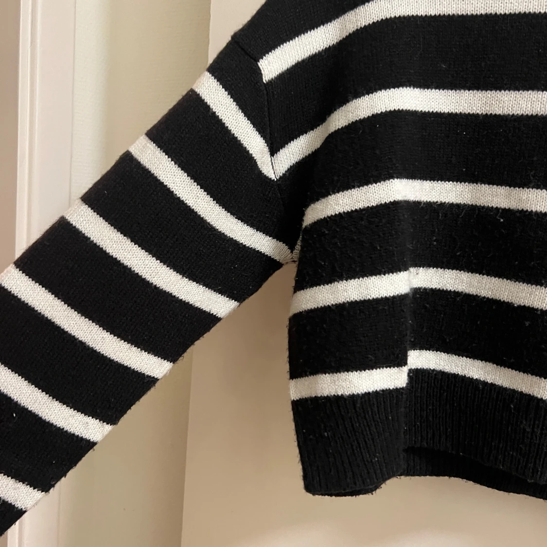 Svart och vit randig stickad tröja - 90