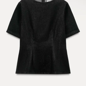 Svart kortärmad topp - svart topp med korta ärmar från Zara, passade tyvärr inte så prislappar kvar, dragkedja i ryggen