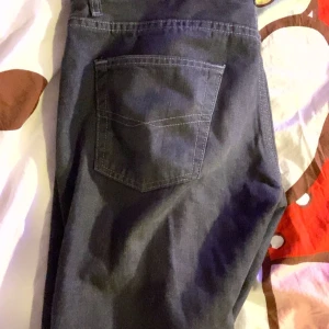 Basic baggy gråa jeans  - Köpt vintage🎀 mina vanliga mått: midja-37 innerben-80🎀 dessa passar mig perfekt🎀 skriv vid frågor🎀