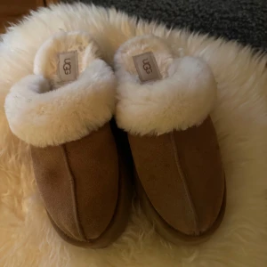 Uggs inne & ute tofflor  - Knappt använda. Ca 2-3 ggr. Finns kvitto & kartong.✨