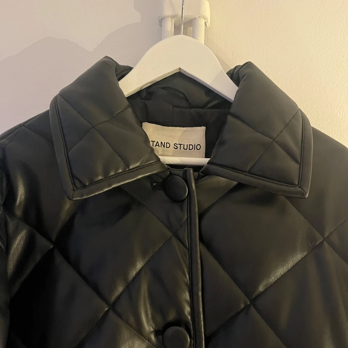 Svart quiltad kappa från Stand Studio - 93