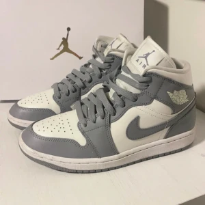 Air Jordan 1 Mid  - Nästan inget använda Jordans i bra skick❤️jätte snygga och trendiga, säljer då de är för små för mig. Köpta för 2900