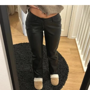 Svarta skinnbyxor zara - Snygga svarta byxor från Zara i syntetmaterial. De har en lågmidjad passform och en straight stil som ger en modern look. Perfekta för att skapa en stilren outfit. Storlek M men passar också S😊 (första 3 bilder lånade)