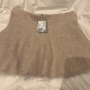 Beige kjol - Säljer denna jätte söta kjol från hm i mohair, kom aldrig till användning då den är för stor för mig, slutsåld på hemsidan 