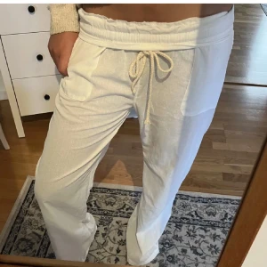 Vita mjukisbyxor med snörning - Säljer dessa jättefina linnebyxor i nyskick då jag har ett till par och inte använder dessa💝 Pris kan diskuteras 🌸