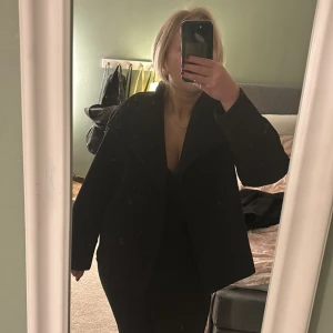 Gina tricot svart kappa - Säljer den här snygga Gina tricot kappan. Mycket bra skick, använd bara 2-3 gånger. 