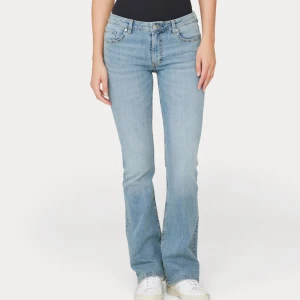 Ljusblå bootcut jeans - Snygga ljusblå bootcut jeans med låg midja. Oanvända. Stretchiga