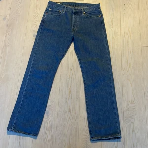 Blå Levis 501 jeans - Säljer ett par klassiska blå Levis 501 jeans. De har en rak passform och är tillverkade i slitstarkt denim. Helt nya, aldrig använt. 