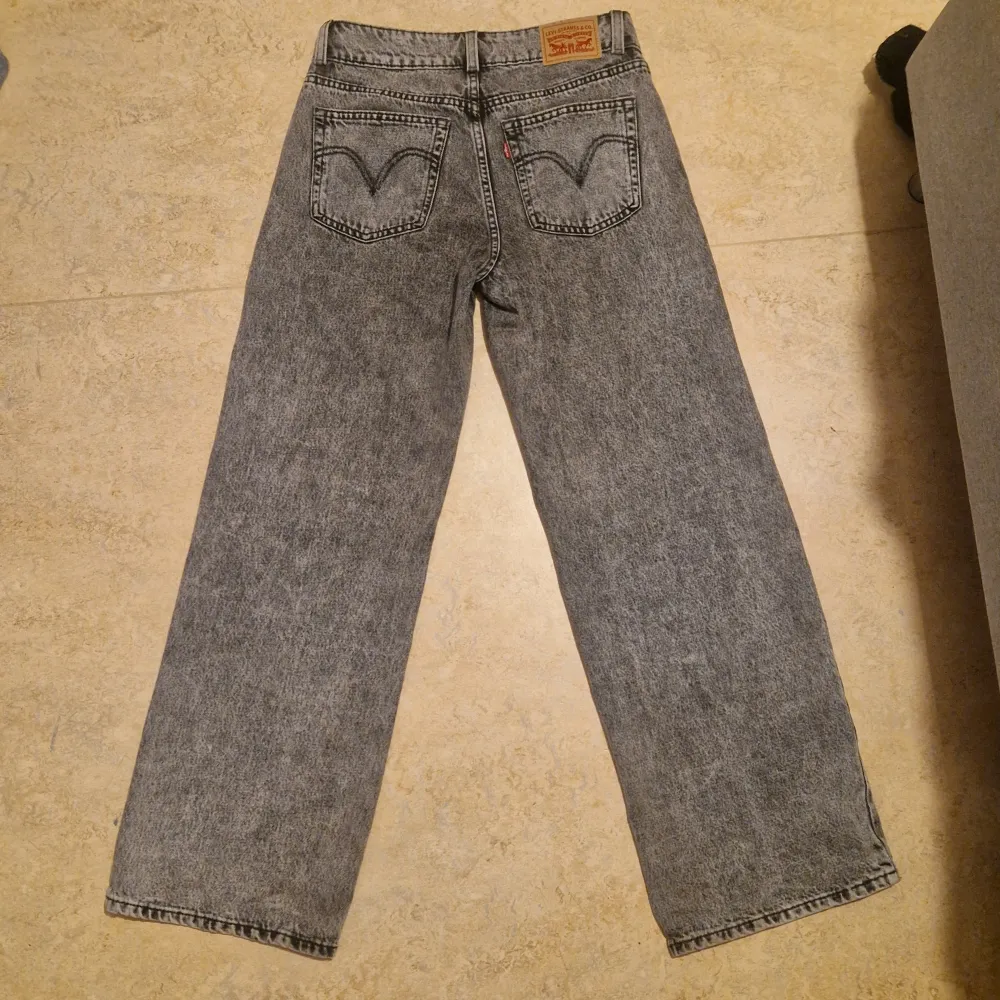 Grå levis jeans som är passformen super-low straight/ baggy fit. Mått är: Midja=76-80cm, innerbenslängd=80cm, längd=104cm, midjehöjd=23cm. Använt ett fåtal gånger för att dem är för korta för mig, men är i nyskick. köptes för 799 nya. Pris kan diskuteras! Fråga om du vill ha fler bilder eller undrar något annat!. Farkut & Housut.