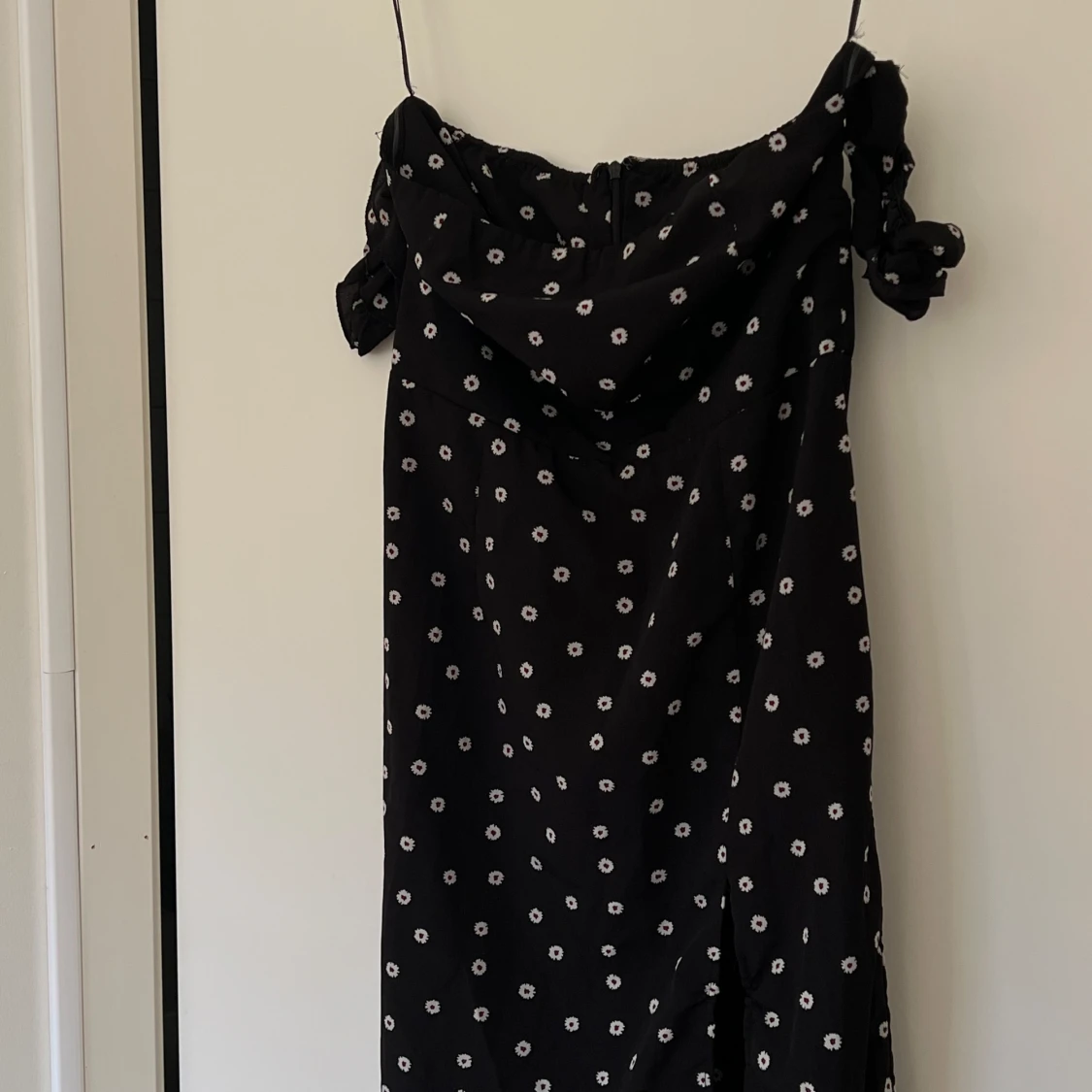 Svart blommig klänning