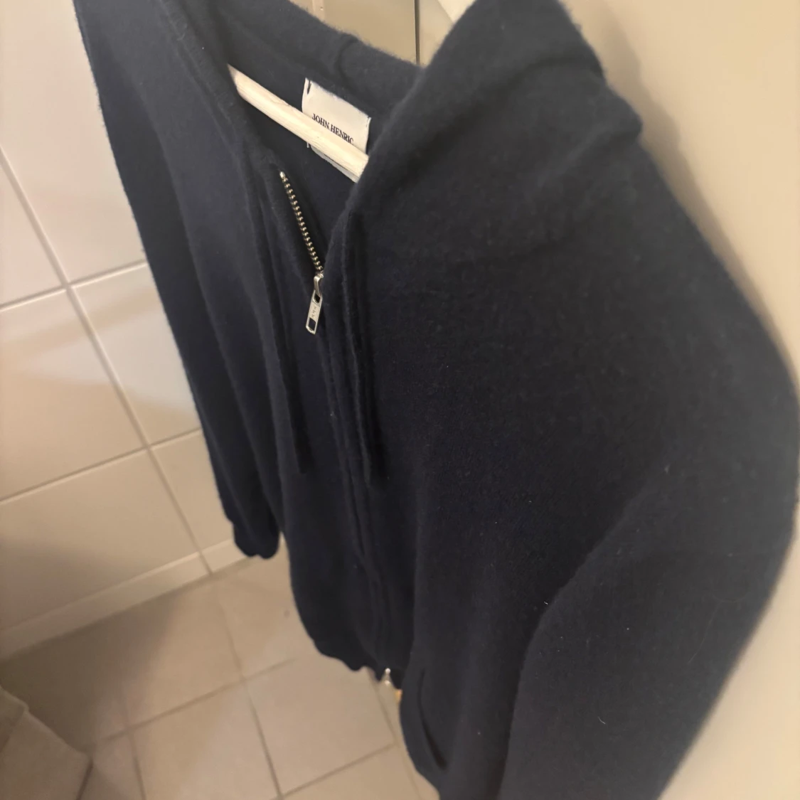 Mörkblå kashmir hoodie från John Henric - 91