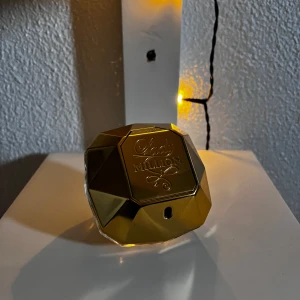 Million lady Pacorabanne 50 ml EdP - Säljer dam parfym, 50 ml flaska. Se bild på hur mycket som är kvar! Förpackning medföljs ej.