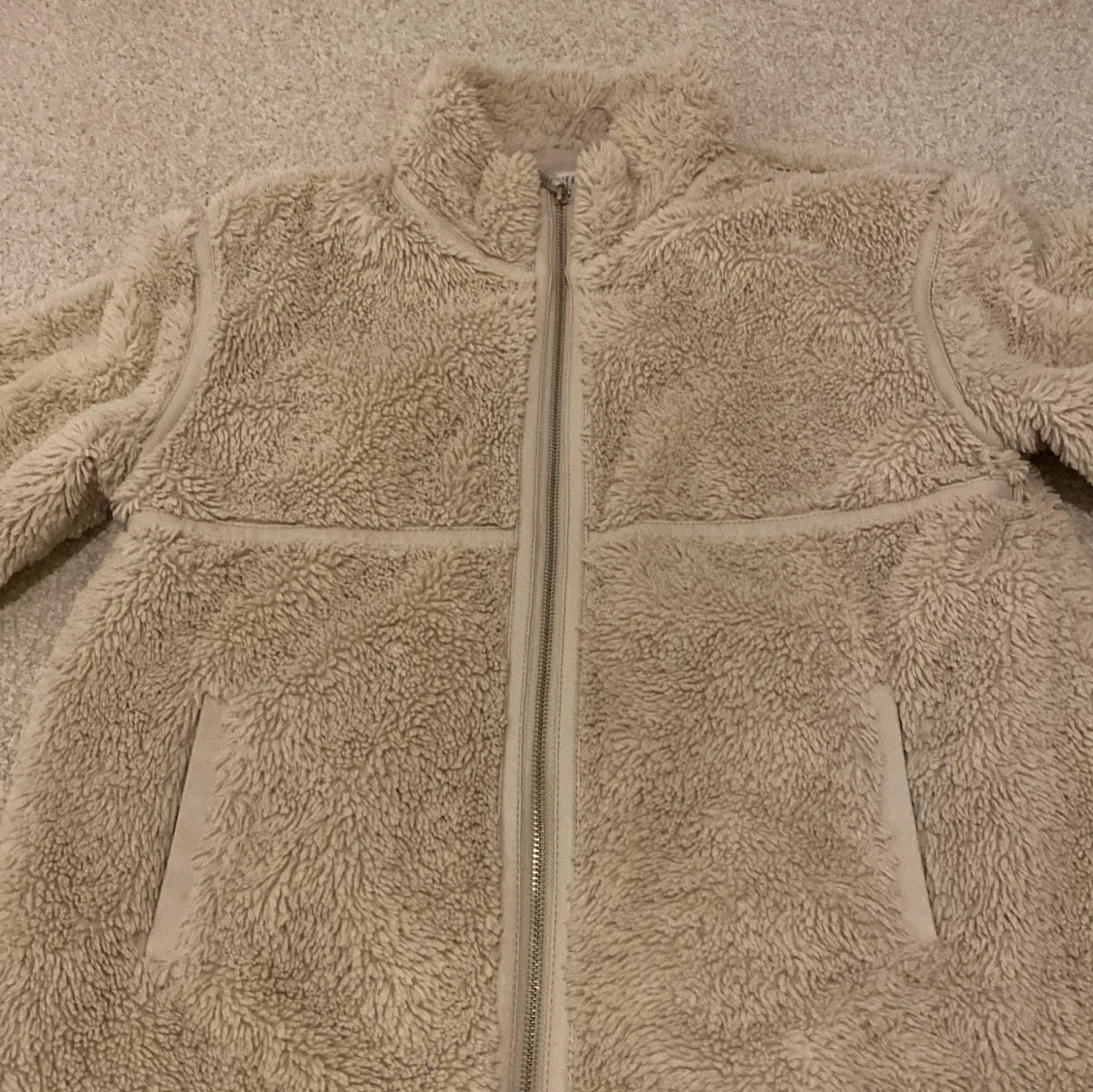 Beige teddyjacka från H&M - 90