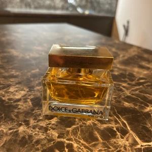 Dolce & gabbana parfym - Använd 1 gång, dolce gabbana parfym. Den heter The one och har doftnoter som är floral.🩷