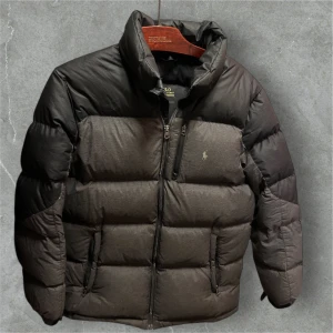 POLO RALPH LAUREN JACKA - Polo Ralph lauren jacka | Skick 6/10 (pyttelitet hål som ej märks vid användning) | Färg: Grå/ Svart | Storlek: fits S | nypris: 4000 mitt pris 2000kr!