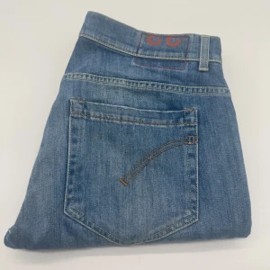 DONDUP GEORGE JEANS - - Dondup George jeans - storlek 33, benlängd: 104cm, midjemått: 42cm - Nypris runt 4000 - Kontakta för fler frågor eller funderingar // Deluxecloset 