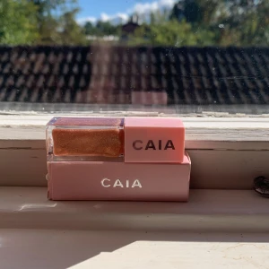 Golden Gloss från CAIA - Säljer ett superglittrigt läppglans från CAIA i nyansen Golden Gloss. Köpt för 200kr men aldrig använd så säljes för 160kr. Perfekt för att ge dina läppar en skimrande och lyxig look. Använd det för en kväll ute eller när du bara vill känna dig extra