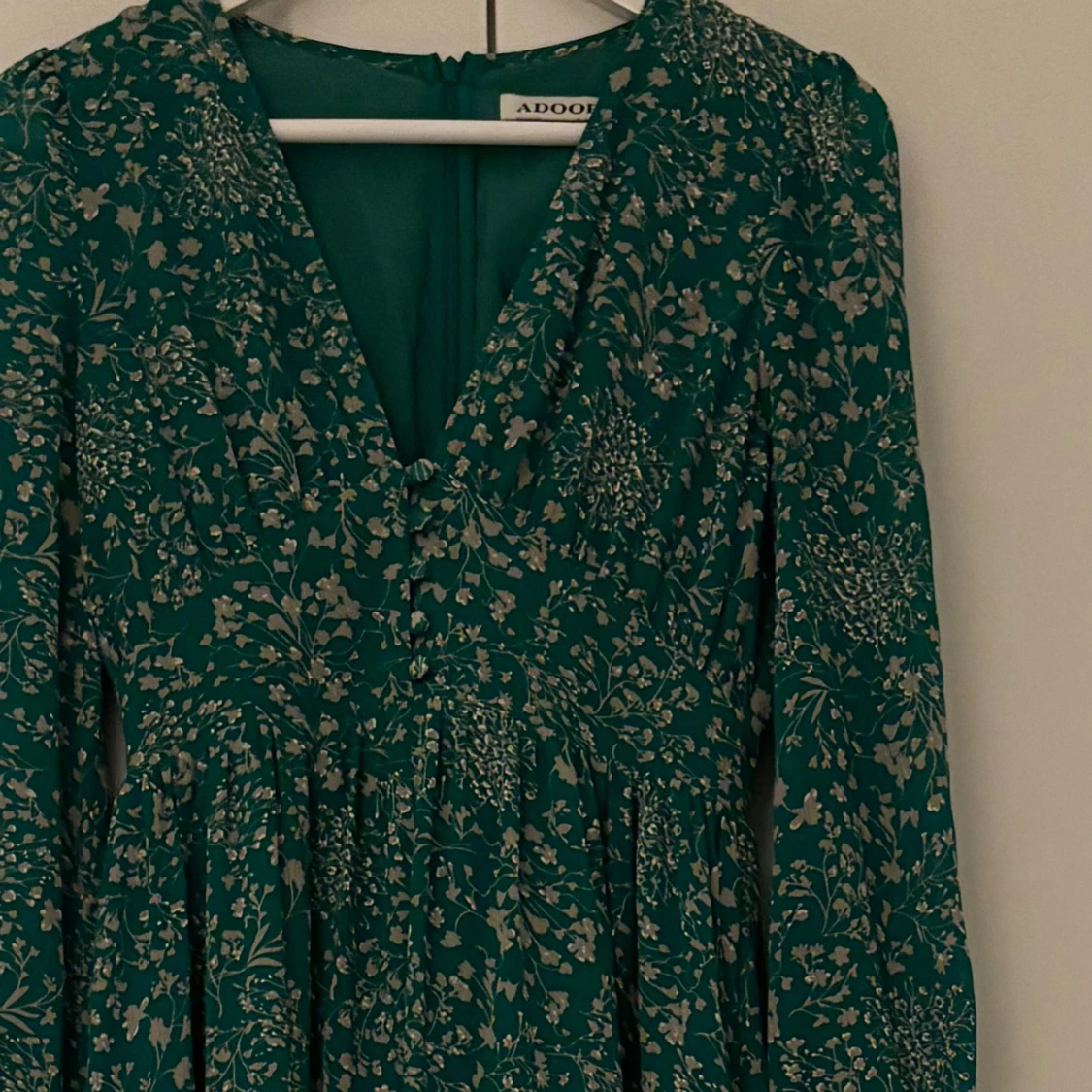 Grön blommig långklänning från ADOORE