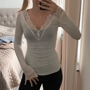 Intimissimi tröja - Tröja från intimissimi i storlek S, bra skick utöver ett litet hål på axeln som man ser på bild 3 men inget man tänker på