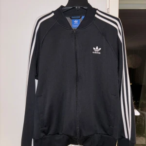 Svart Adidas Kofta - Skick-9/10 Ordenarie pris-700