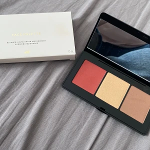 Face palette  - Endast testad, säljer då jag inte tycker att jag passar superbra i färgerna. Köpt för 179kr men säljer för 140kr💕 innehåller (bronzer, blush och highlighter)