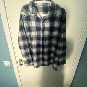 Skjorta  - En trevlig skjorta från lager 157! Skön skjorta som du kan ha vid alla olika tillfällen. Den har inga skador. Väldigt populär bland alla åldrar.