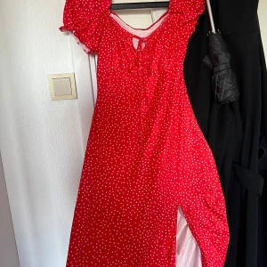 Klänning  - Jätte fin sommar klänning med slits, pris kan diskuteras 