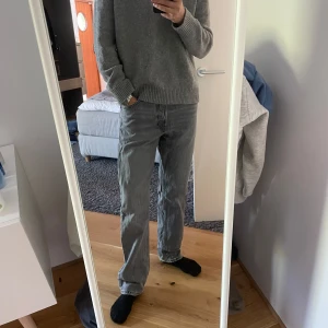 Grå jeans - Jag är 180 som referens 