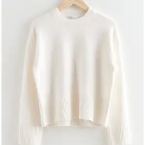 säljer denna stickade tröjan från Other Stories, helt ny och tags finns kvar, aldrig använd! jätte fin beige/off white färg, storlek S men passar även M, nypris 550, fri frakt så passa på!! perfekt inför hösten! 