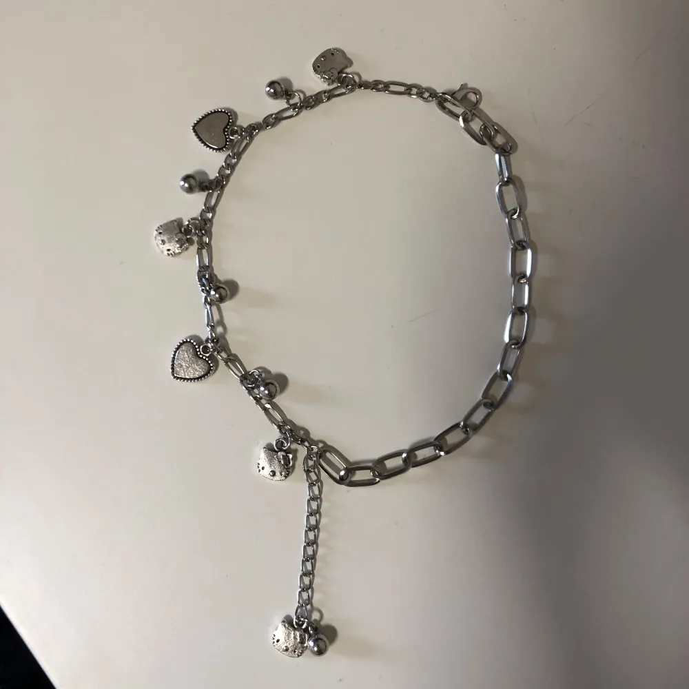 Säljer ett superfint silverfärgat armband med små hängande hjärtan och kulor. Armbandet har en kedjedesign och är perfekt för att ge en extra touch till din outfit. Passar både till vardags och fest!. Accessoarer.