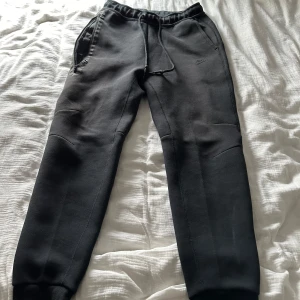 Nike tech byxor - svarta nike tech. Storlek M