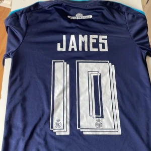 KOM PRIVAT FÖR PRIS/ James Rodriguez  - Xs men passar för S Real Madrid borta tröja 2014/2015 helt oanvänd jätte bra skick.
