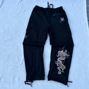 Ed Hardy Broderad Drake Cargos - Bra skick ända felet är ett märke på knät som säkert går bort i tvätten Passar S-M (finns snöre vid benöppning) Inköpta för 1200kr från zalando https://www.zalando.se/ed-hardy-cargobyxor-black-ed222e00w-q11.html