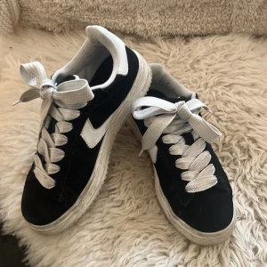 Snygga svart vita skor från fied  - Svart vita snygga skor med stora snören,  nya men andvända ungefär 10- 15 gånger. Stolek 37. 💕
