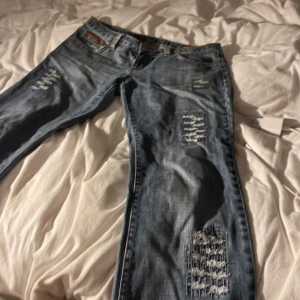 Lågmidjade jeans - Jättefint skick, köpte second hand. Skriv om du har några frågor annars klicka bara köp nu!❤️