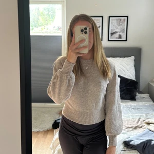 Stickad tröja - Säljer denna jättefina stickade tröjan från & Otter Stories💕 Strl XS, fint skick men lite nopprig, vilket knappast syns. 100kr+frakt🤍