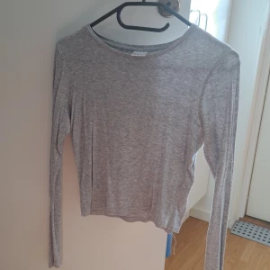 Grå ribbad långärmad tröja - Säljer en enkel och stilren grå ribbad tröja med långa ärmar. Perfekt för en avslappnad look eller som basplagg i garderoben. Tröjan är i bra skick och passar till det mesta. Perfekt för höst och vår! 1 grå+1rosa båda för 50. 1= 30. 